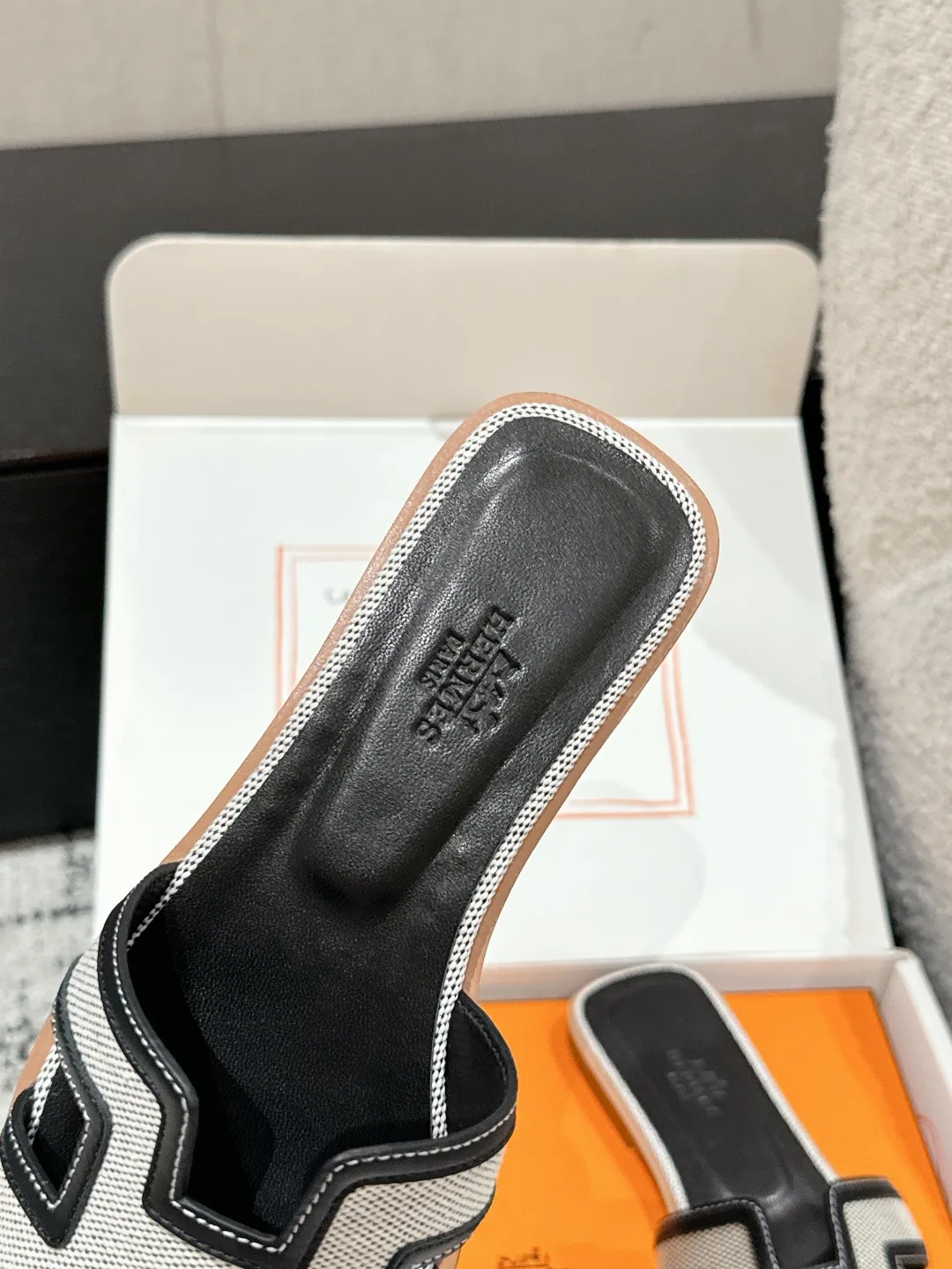 👟👟Ex-factory price 480👟👟 HERMES Hermès Oran series H classic slippers flat slippers 2025 spring and summer latest color matching family portrait ❤️ Original development Purchasing quality Integrated rhinestones, rivets, palm prints, graffiti, embroidery and other details make the simple H slippers new! Add more matching possibilities! The basic colors and this year’s hot new colors are all with your eyes closed. A must-have item for H fans in summer❤️Every color is beautiful ✔️Upper: cowhide/sheep/hot diamond/denim ✔️Foot: original sheepskin ✔️Sole: Italian A-grade double-layer leather outsole ✔️Size: #35-42 (40.41.42 custom-made, non-refundable)